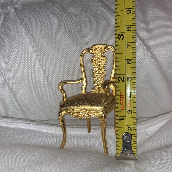 Vintage JJ brushed, gold realtor pin, beautiful Brooch. Looking for a new home! - Picture 2 of 8